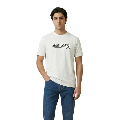Blanc Armani Exchange hommes t-shirt avec un logo noir style graffiti et l'inscription « 1991 » sur la poitrine