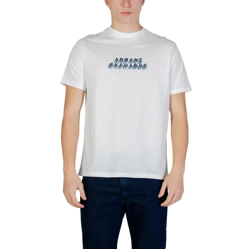 Blanc Armani Exchange hommes t-shirt orné d'un logo discret en dégradé bleu sur la poitrine, un indispensable du vestiaire décontracté