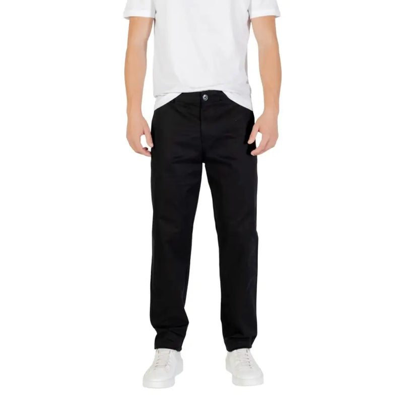 Pantalon chino noir de Armani Exchange présentant une coupe droite épurée et des détails de couture subtils