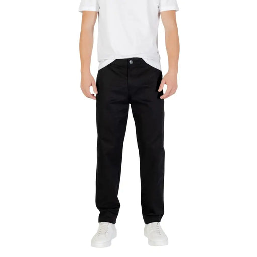 Pantalon chino noir de Armani Exchange présentant une coupe droite épurée et des détails de couture subtils
