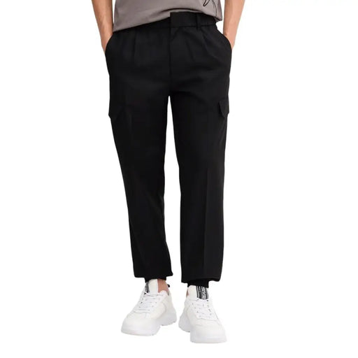 Armani Exchange Pantalon cargo noir pour homme, avec taille plissée, poches latérales et finition en tissu lisse.