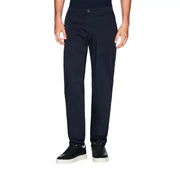 Armani Exchange Pantalon chino bleu marine foncé pour homme, coupe droite élégante et détails de coutures discrets.