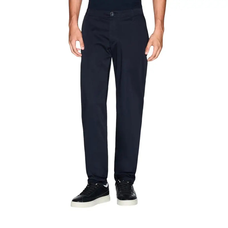 Armani Exchange Pantalon chino bleu marine foncé pour homme, coupe droite élégante et détails de coutures discrets.