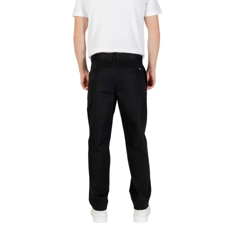Pantalon chino noir de armani exchange présentant une coupe droite élégante et des détails de couture subtils
