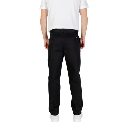 Pantalon chino noir de armani exchange présentant une coupe droite élégante et des détails de couture subtils