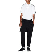 Polo blanc avec bordures noires au col et aux manches, porté avec Armani Exchange pantalon pour homme dans une tenue décontractée