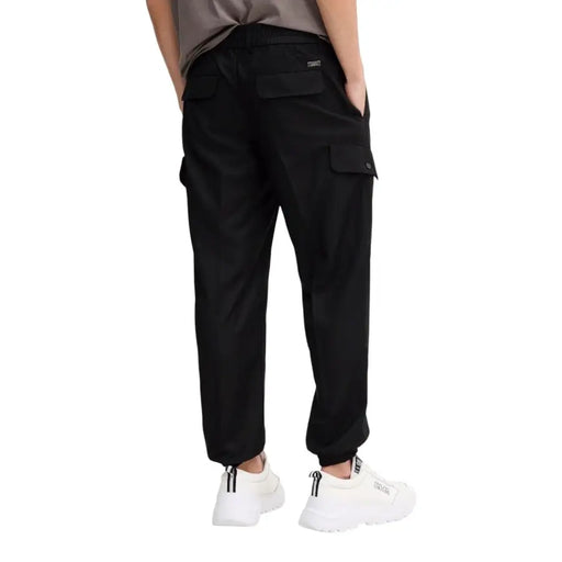 Armani Exchange Pantalon cargo noir pour homme, avec taille élastique et multiples poches, idéal pour un style décontracté.