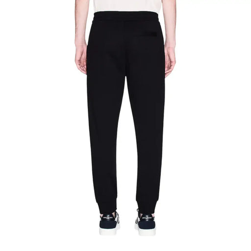 Armani Exchange Pantalon de jogging noir en coton pour homme, coupe fuselée et ourlets côtelés (vue de face)