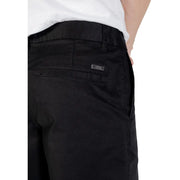Armani Exchange Pantalon chino noir en coton pour homme, coupe ajustée et élégante, avec des surpiqûres discrètes.