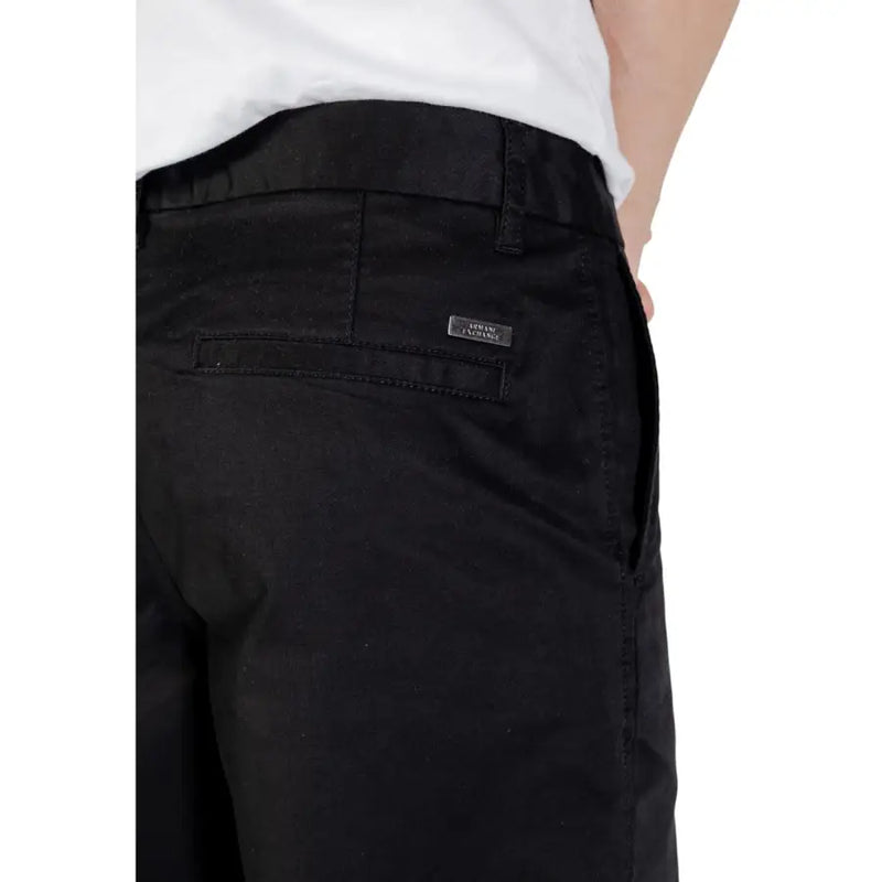 Armani Exchange Pantalon chino noir en coton pour homme, coupe ajustée et élégante, avec des surpiqûres discrètes.