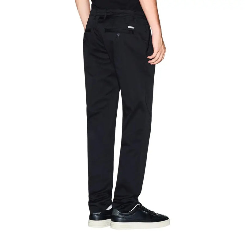 Armani Exchange Pantalon chino noir pour homme, coupe droite élégante et détails de surpiqûres discrets.
