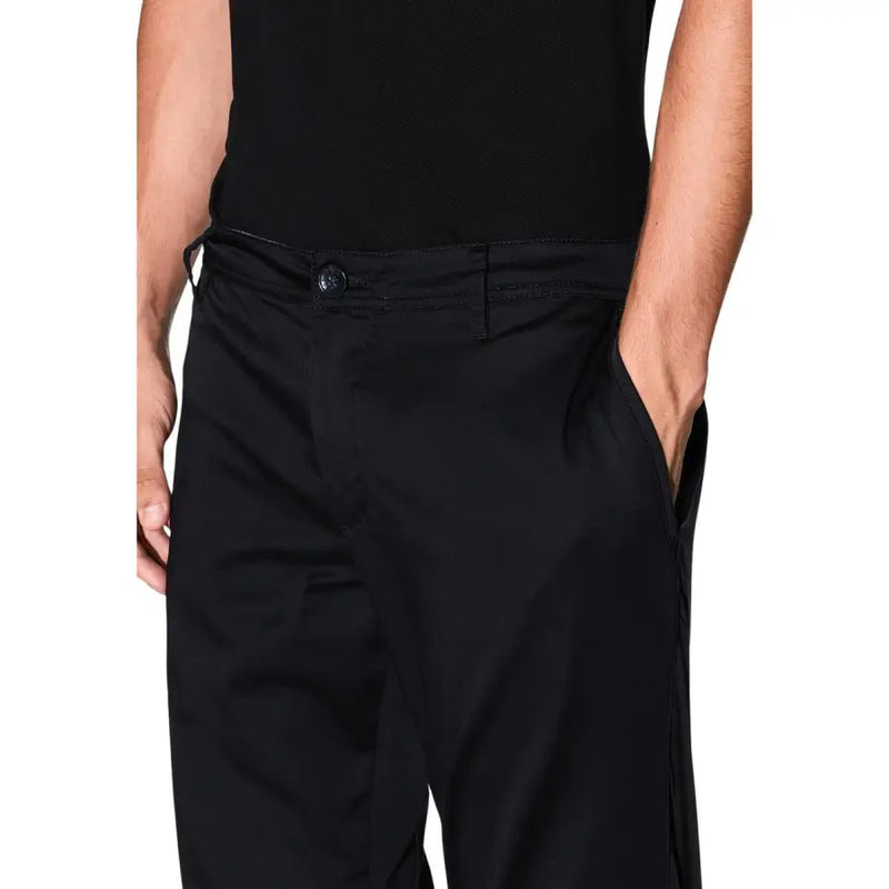 Armani Exchange Pantalon chino noir pour homme, à la coupe élégante et ajustée, avec des plis discrets pour un look soigné.