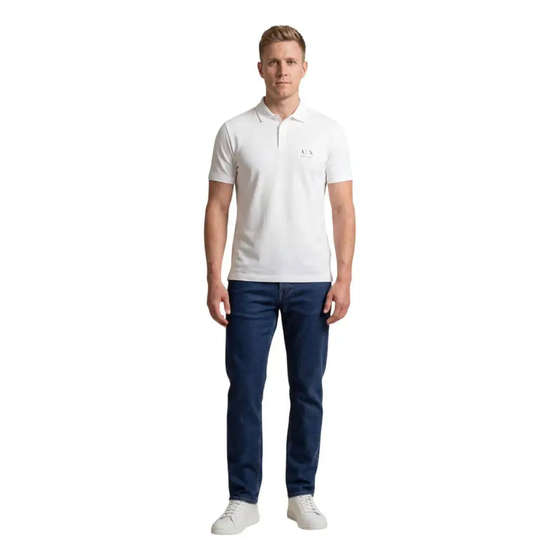 Armani Exchange Polo blanc à manches courtes en coton pour homme, avec un logo brodé discret sur la poitrine gauche.
