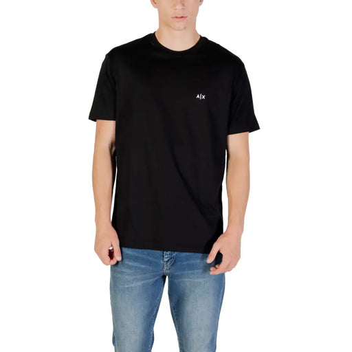 T-shirt noir à manches courtes pour homme T-shirt associé à un jean bleu clair, tenue décontractée et élégante