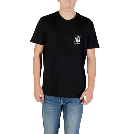T-shirt noir à manches courtes pour homme T-shirt avec un logo graphique blanc associé à un jean bleu