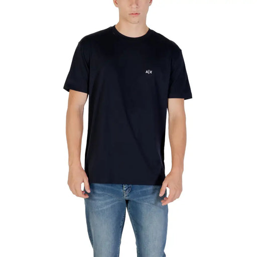 T-shirt à manches courtes bleu marine pour homme T-shirt associé à un jean délavé clair de Armani Exchange