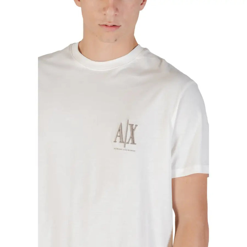 Armani Exchange T-shirt blanc à manches courtes et col rond pour homme, en coton, avec logo hache discrètement brodé sur la poitrine.