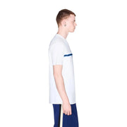 Armani Exchange T-shirt blanc en coton pour homme, orné d'une fine rayure horizontale bleue sur la poitrine.