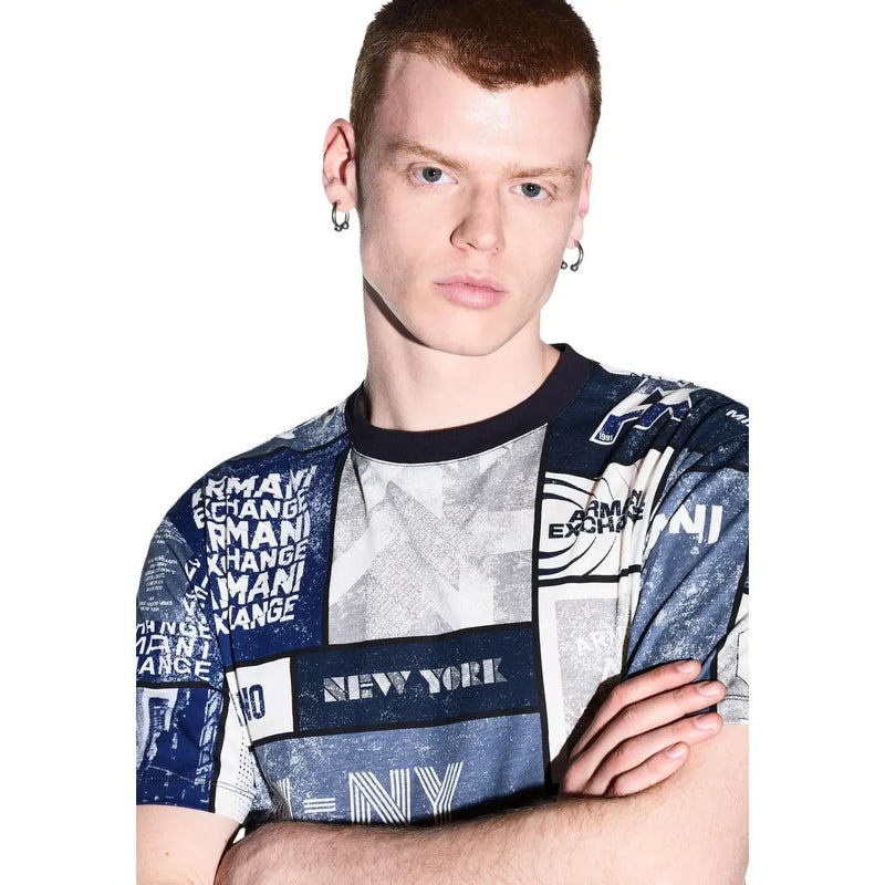 Armani Exchange T-shirt blanc en coton pour homme avec un motif graphique bleu et blanc. Armani Exchange image de marque