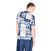 Armani Exchange T-shirt homme en coton blanc avec imprimé graphique bleu et blanc composé de logos et de noms de villes (collage).