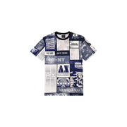 Armani Exchange T-shirt homme en coton blanc avec imprimé graphique bleu et blanc composé d'un collage de logos, de textes et de références à des villes.