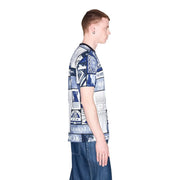 Armani Exchange T-shirt blanc en coton pour homme, orné d'un imprimé graphique bleu et blanc avec logos et motifs abstraits.