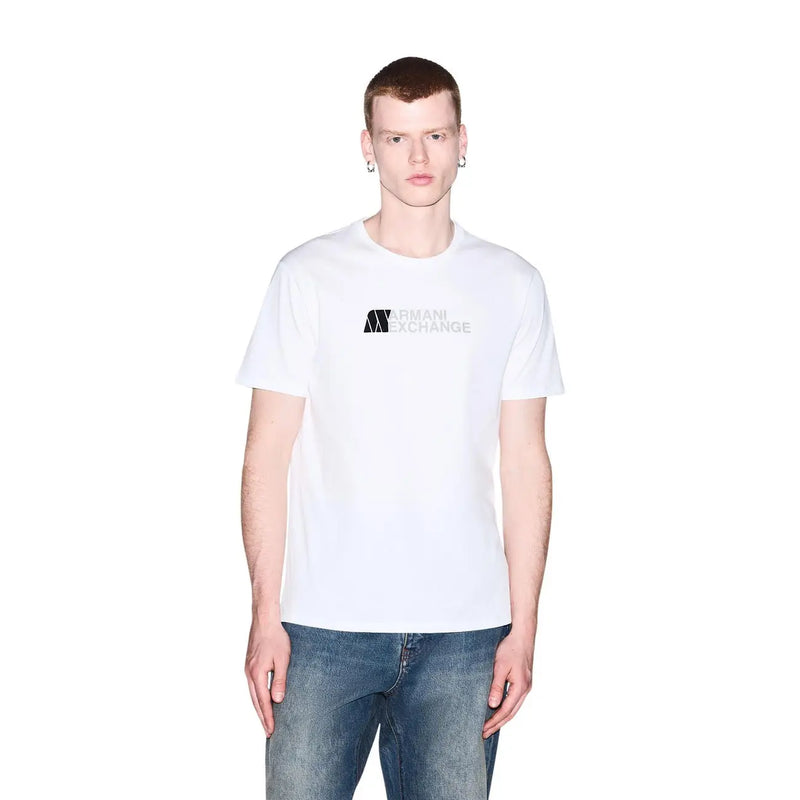 Armani Exchange T-shirt blanc en coton pour homme, orné d'un logo discret noir et argent sur la poitrine.