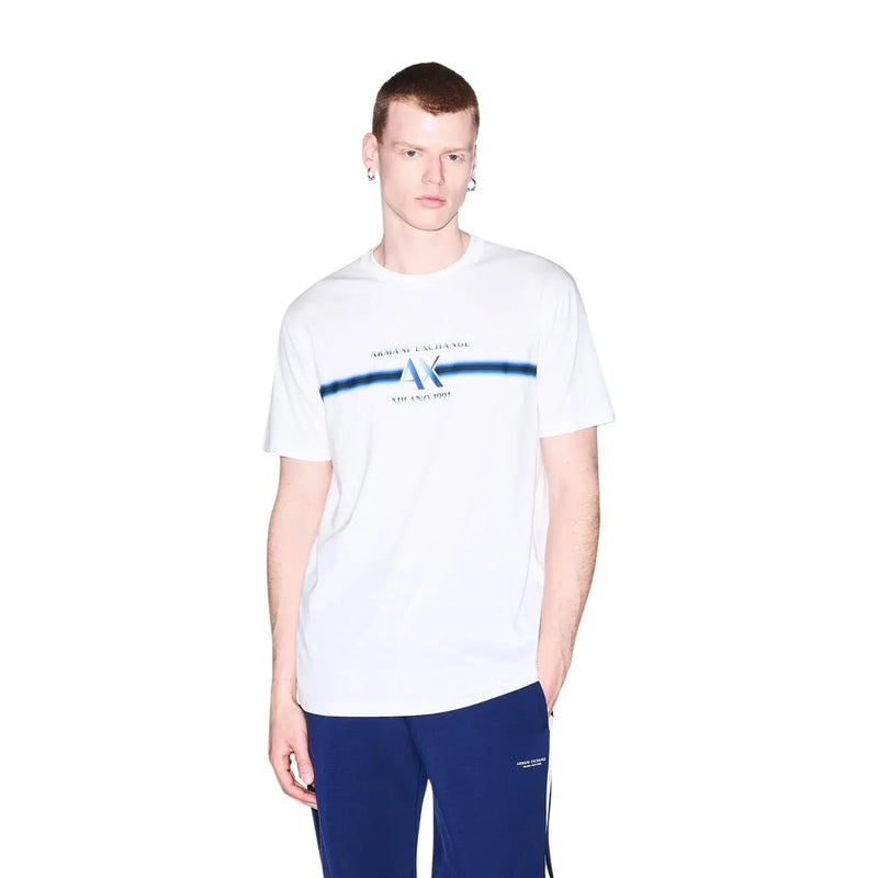 Armani Exchange T-shirt blanc en coton pour homme, orné d'une large rayure horizontale bleue et du logo Axe sur le devant.