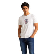 Armani Exchange T-shirt blanc en coton pour homme, orné d'un logo brodé rouge et bleu « Army Exchange 1947 » sur la poitrine.