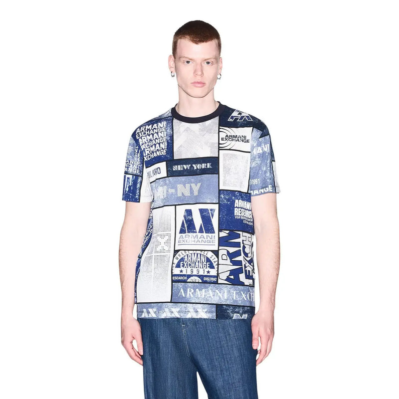 Armani Exchange T-shirt blanc en coton pour homme avec imprimé graphique bleu et blanc. Armani Exchange image de marque