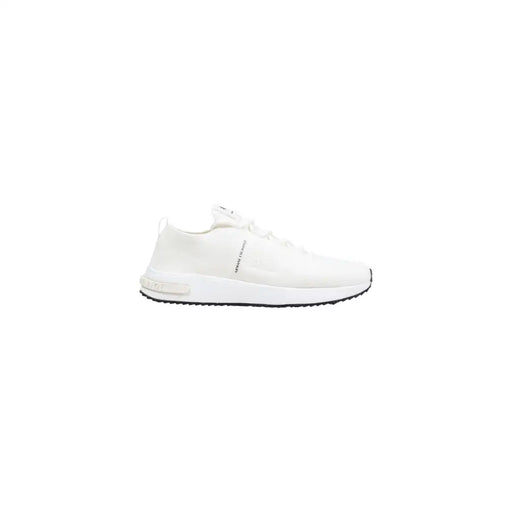 Armani Exchange Baskets blanches pour homme en maille polyester, style sport, au design minimaliste et élégant, avec un logo discret sur le côté.