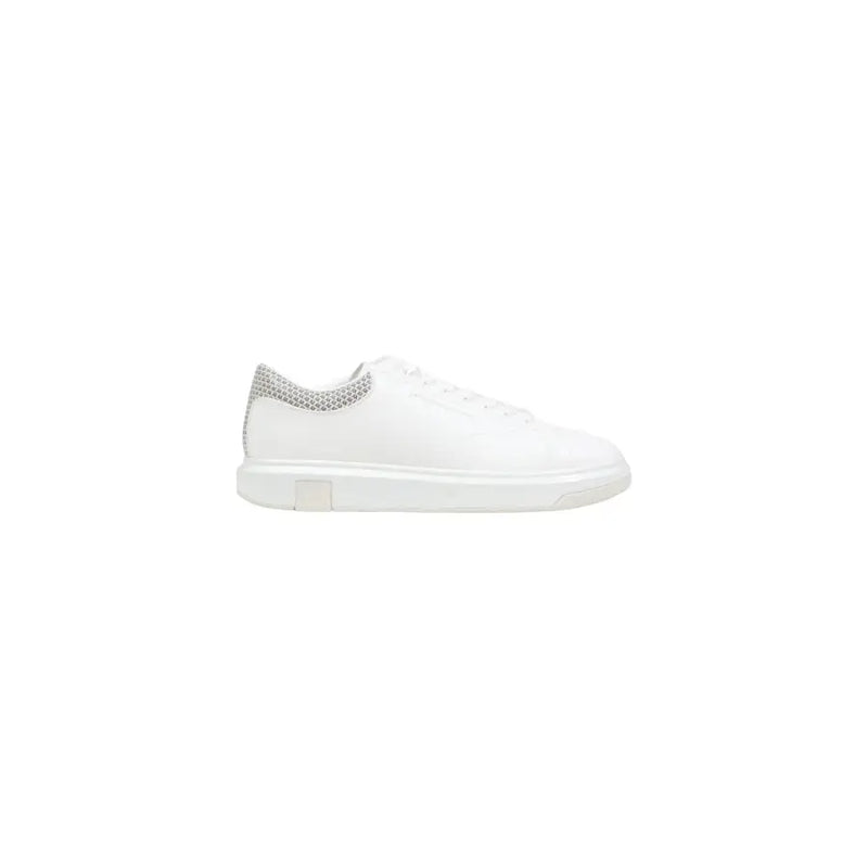 Armani Exchange Baskets blanches sportives pour homme en polyester avec empiècement en mesh argenté au talon et semelle épaisse blanche (vue de dos)