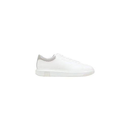 Armani Exchange Baskets blanches sportives pour homme en polyester avec empiècement en mesh argenté au talon et semelle épaisse blanche (vue de dos)