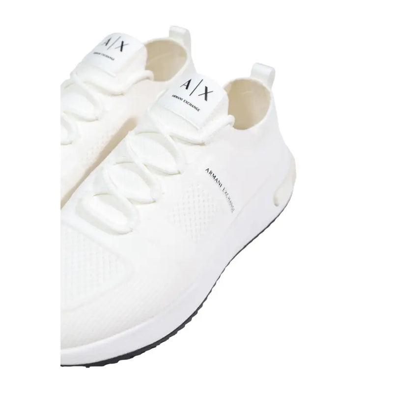 Armani Exchange Baskets blanches pour homme en polyester, style sport, avec une tige en mesh respirant et élégante et des détails de marque noirs discrets.