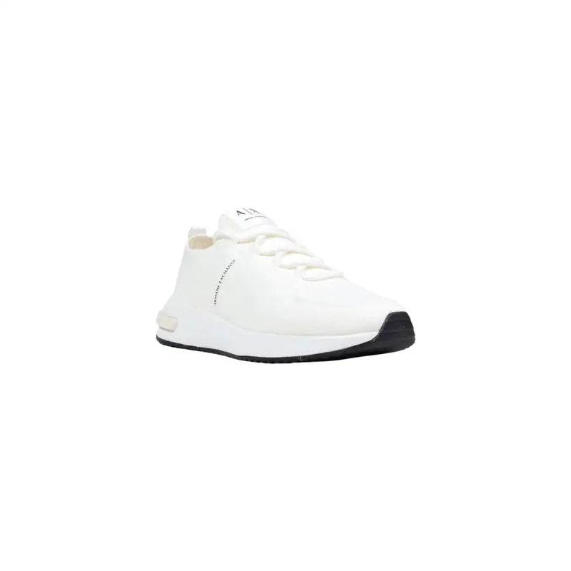 Armani Exchange Baskets blanches sportives pour hommes en polyester avec semelle en caoutchouc noir et logo discret sur le côté.