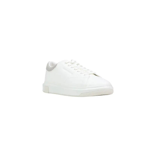 Armani Exchange hommes blancs sportifs bas-top Baskets avec tige en cuir lisse, talon en mesh argenté et semelle en caoutchouc blanc