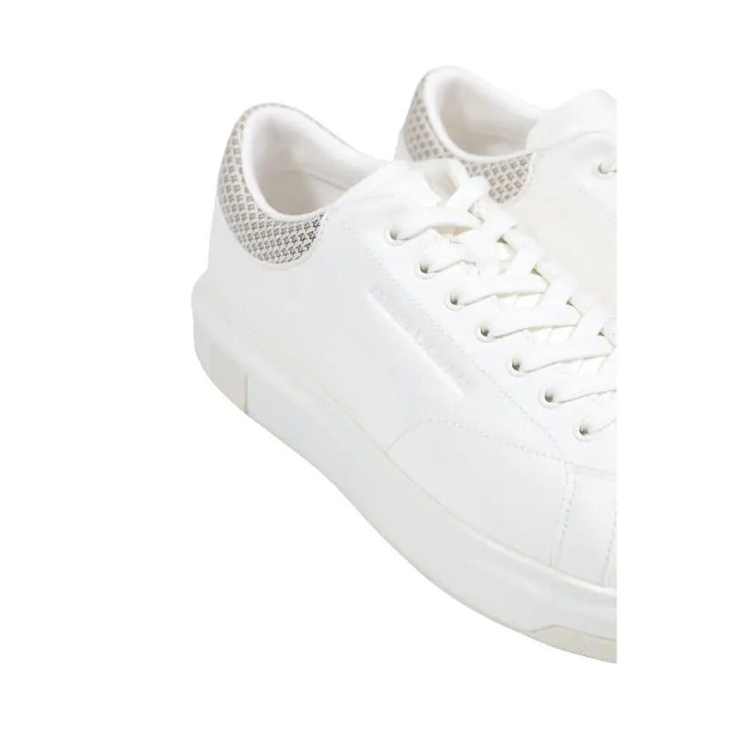 Armani Exchange Baskets blanches sportives pour homme en polyester, laissant apparaître l'arrière avec des détails en cuir blanc et en maille argentée au talon.