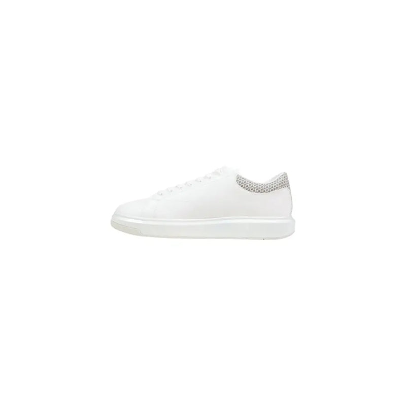 Armani Exchange Baskets blanches pour homme en polyester, style sport, au design minimaliste et épuré, avec de subtils détails en mesh gris au talon (vue arrière).