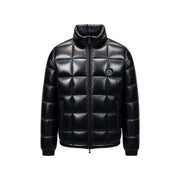 Armani Exchange Doudoune noire pour homme, matelassée et brillante, avec logo rond sur la poitrine (vue de face).