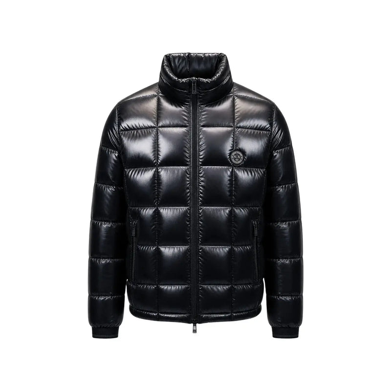Armani Exchange Doudoune noire pour homme, matelassée et brillante, avec logo rond sur la poitrine (vue de face).