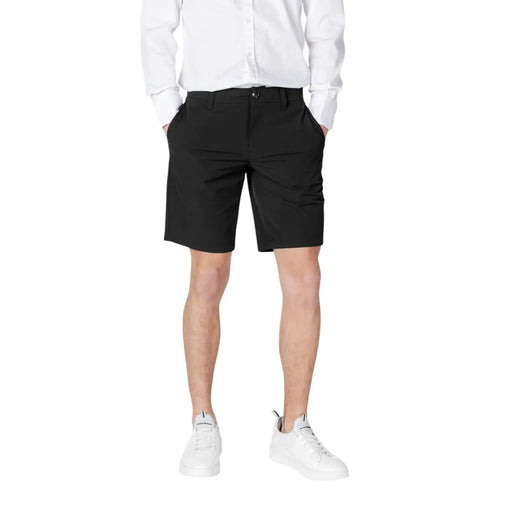 Armani Exchange Short pour homme en chino noir, coupe classique et fermeture boutonnée, vue de face