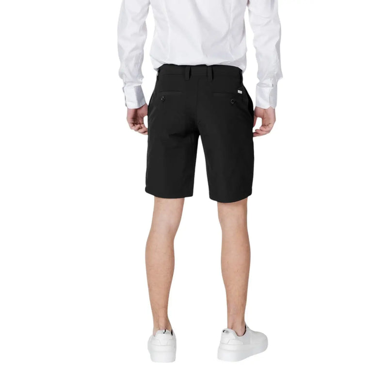 Armani Exchange Short noir pour homme, coupe moderne et élégante, poches latérales discrètes, vue de face
