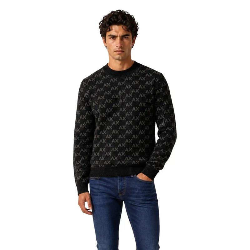 Armani Exchange Pull pour homme en maille noire avec monogramme argenté en forme de hache, vue de face