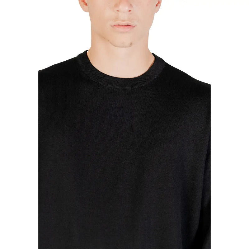 Armani Exchange Pull en maille côtelée noire à col rond et manches longues pour homme (vue de face)
