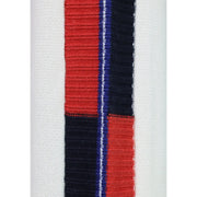 Armani Exchange Pull pour homme en tissu côtelé rouge et noir avec un fin liseré bleu et blanc, vue de face