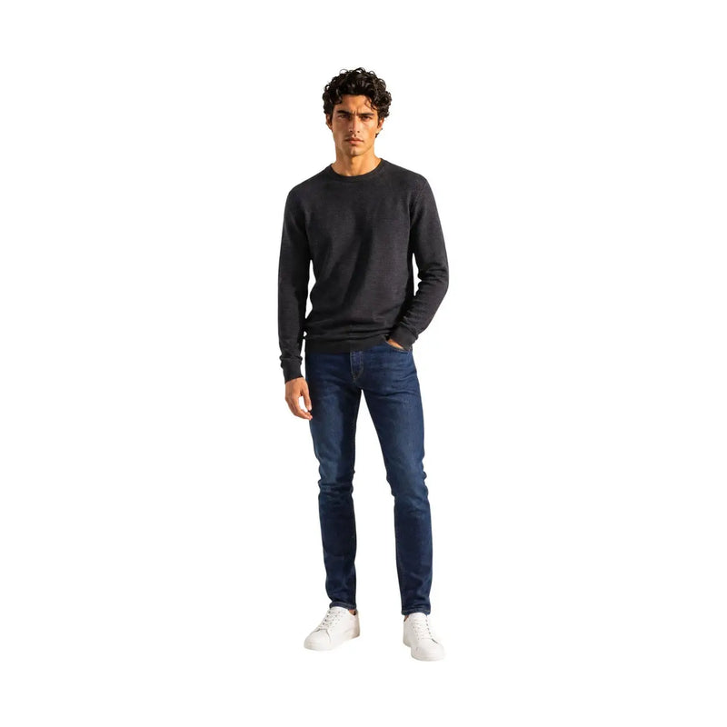 Armani Exchange Jean slim en denim bleu marine foncé pour homme avec poches avant apparentes, vue de face