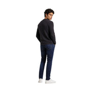Armani Exchange Pull en viscose noir à manches longues pour homme, porté par un mannequin (vue de face)