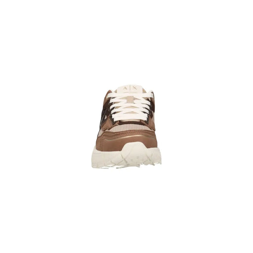 Armani Exchange Baskets en cuir beige pour femme, coloris marron et crème, semelle blanche épaisse (vue de face)