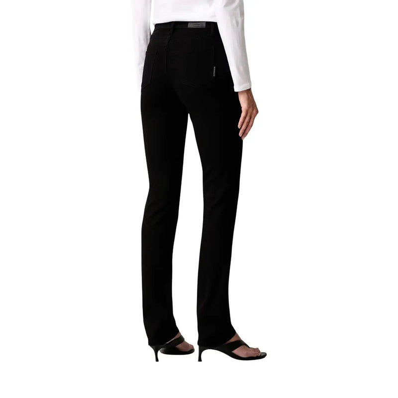 Armani exchange Jean noir en denim pour femme, confectionné dans un mélange de coton, avec une coupe droite et des coutures discrètes.