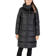 Armani Exchange Veste à capuche noire pour femme en polyamide, avec empiècements matelassés, fermeture éclair sur le devant et poches latérales.
